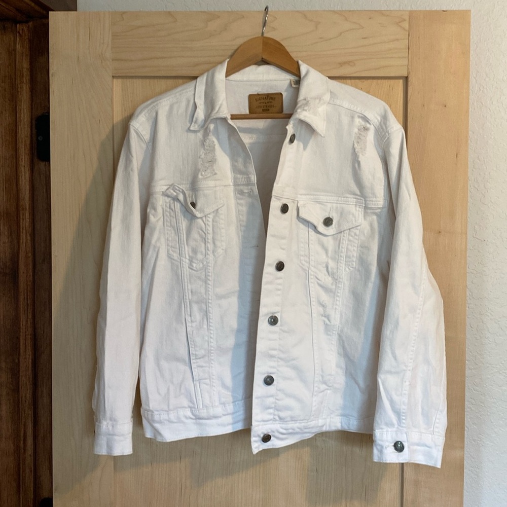 White distressed Levi’s trucker denim jacket medium